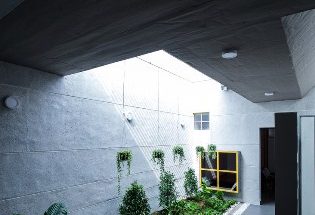 Nhà một tầng sâu 40 m lấy ý tưởng từ hang Sơn Đoòng